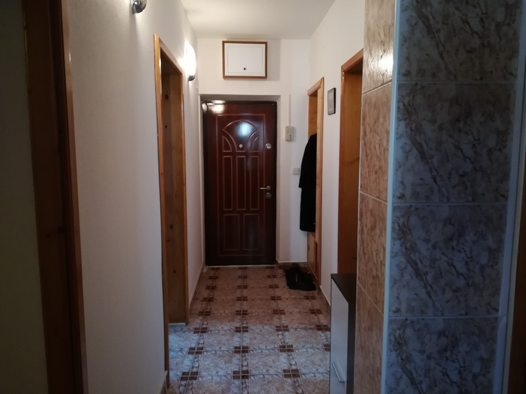 VAND APARTAMENT 3 Camere Îți dorești un apartament complet renovat ?