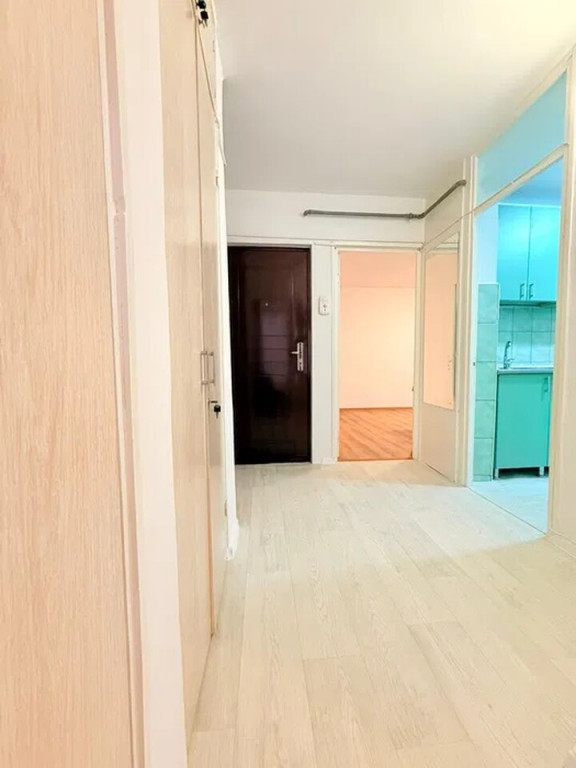 9 Mai - 2camere, cf1, dec, etaj 3/4, centrala - 79900 euro