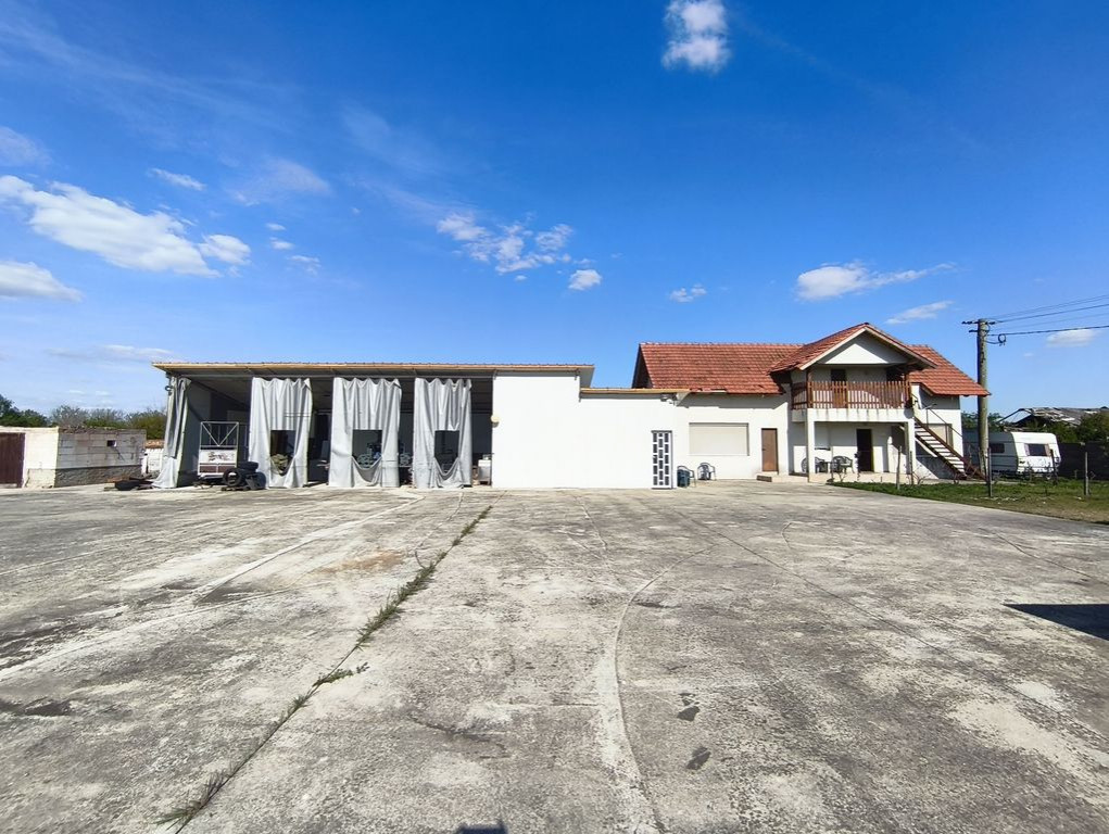 Casa cu 4 camere cu teren de 14,340 mp + platforma de bet...