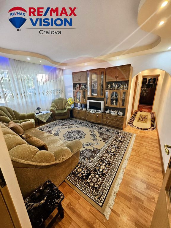 Apartament cu 3 camere de vânzare în zona Craiovita Noua