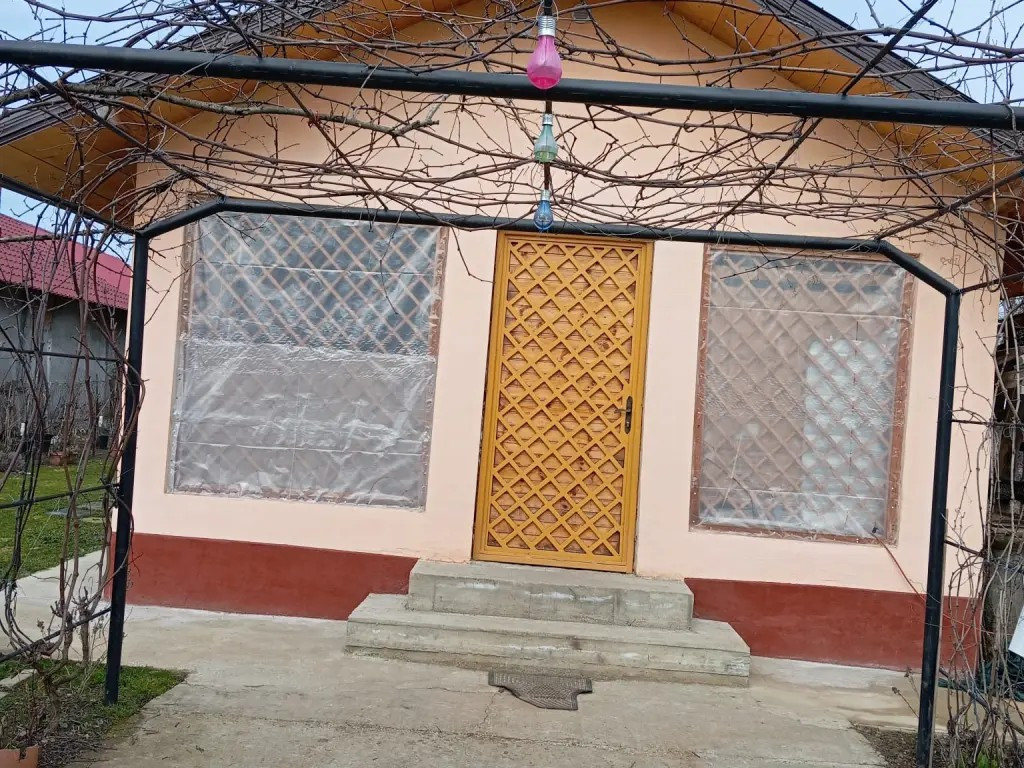 Vând casă și teren in Comuna Chiselet