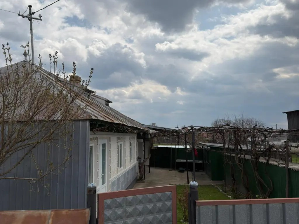Casă rurală gata de utilizare, teren central - ideal construcție nouă