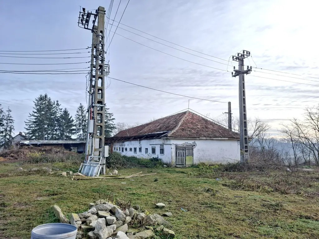 De vanzare 1 ha teren intravilan cu 2 grajduri acoperite cu tigla