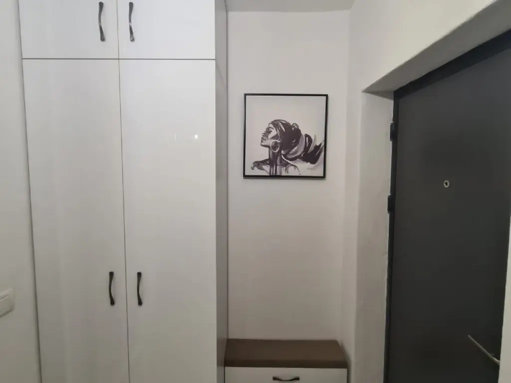 Închiriez studio 2 camere central