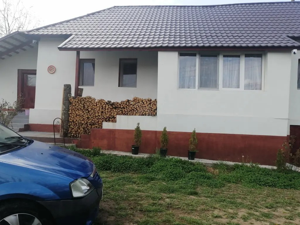 Casa renovata, 3 camere cu teren 900mp, pe E81, Floresti