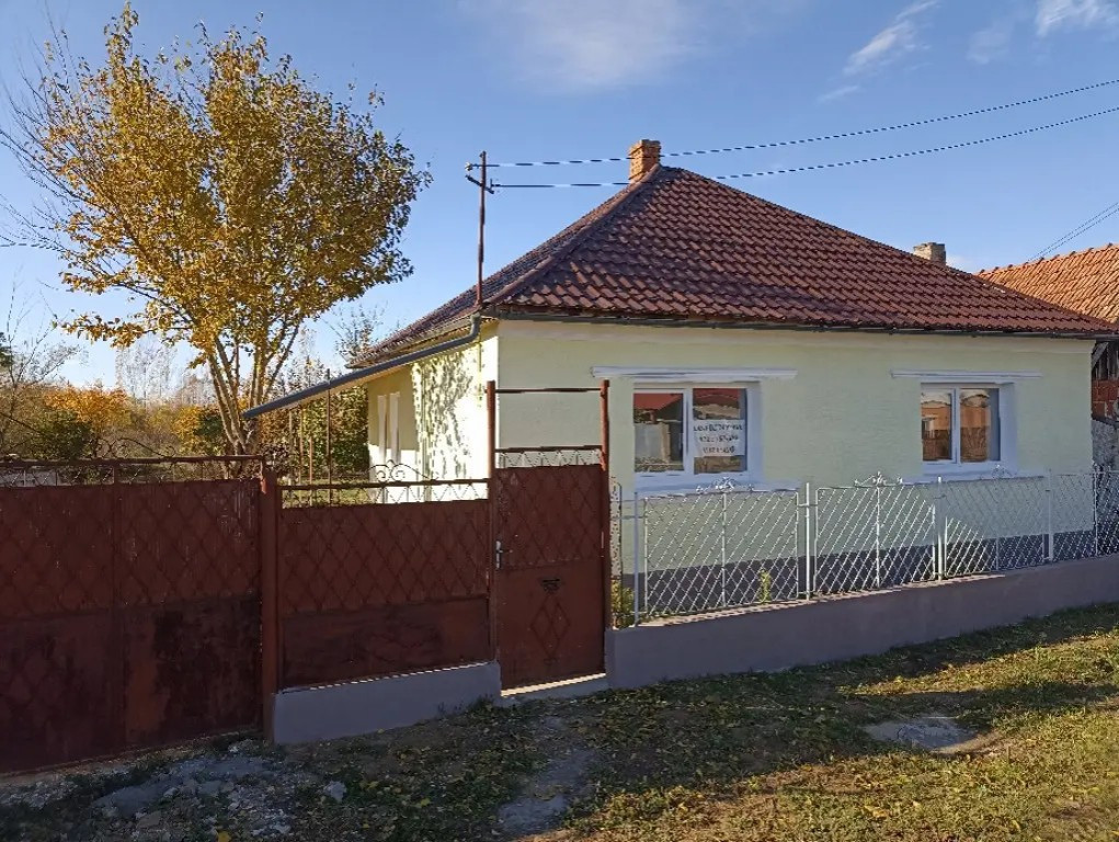 Casa cu gradina la tara la 25 km de Oradea in satul Santimreu.