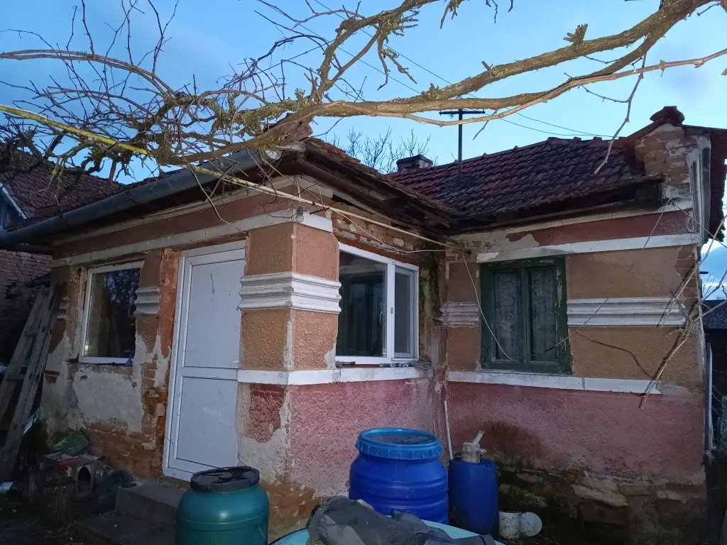 Vând casa și gradina Petreni, jud. Hunedoara