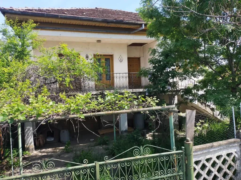 Casa de renovat si teren de vanzare inclusiv piscina Domnesti