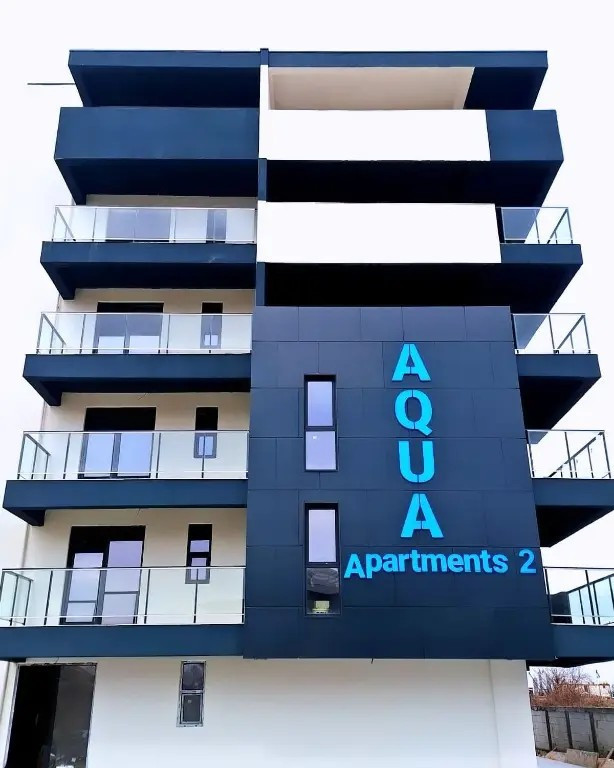 Apartament 2 camere, 2 bai, curte,loc de parcare, aproape de promenada