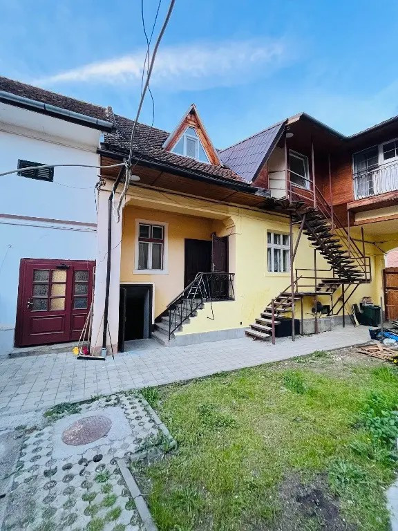 Casă săsească de vânzare spațioasă,beci cu arcade,Rasnov in Zona 1