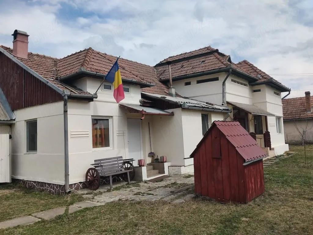 Casa de vanzare, cu cinci camere, Subcetate