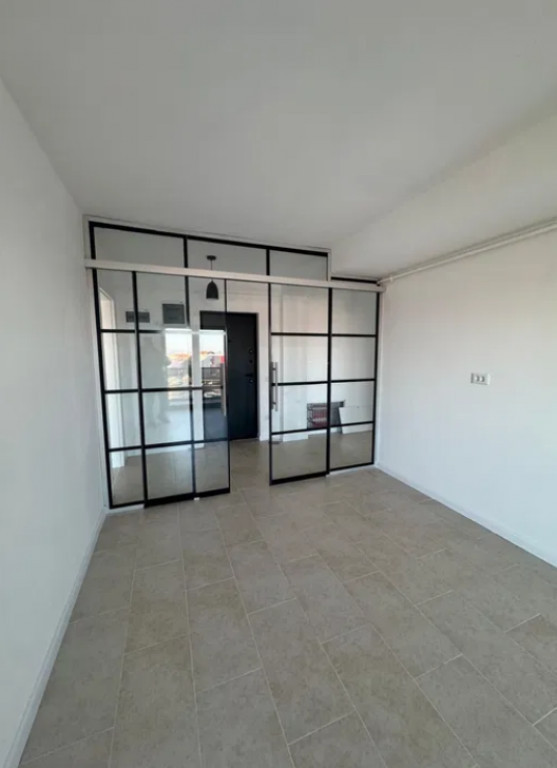 Apartament 2 camere, decomandat - zona Tractorul