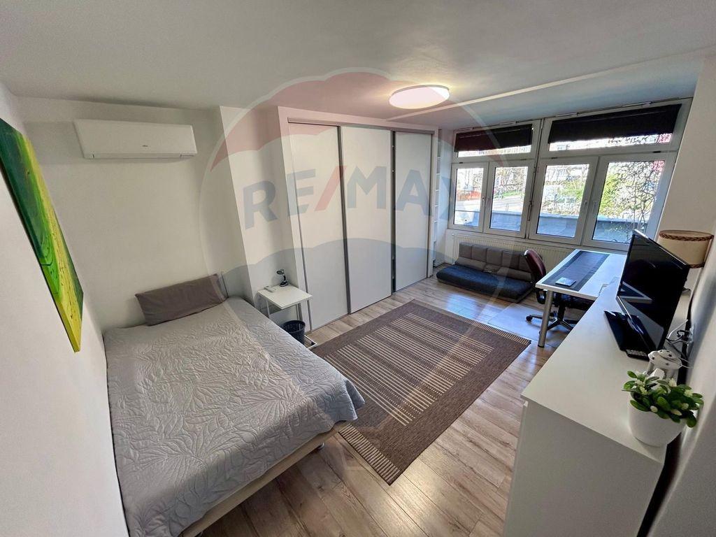 DE INCHIRIAT: Apartament spatios cu 3 camere si terasa ge...
