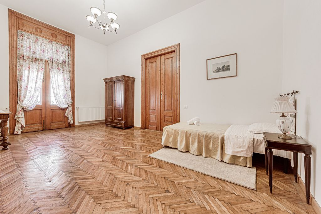 Bijuterie arhitecturală cu istorie. Confort modern, Ultr...