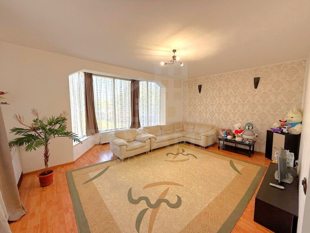 Casa P+1 703mp teren - 176mp casa - panouri solare - Cons...
