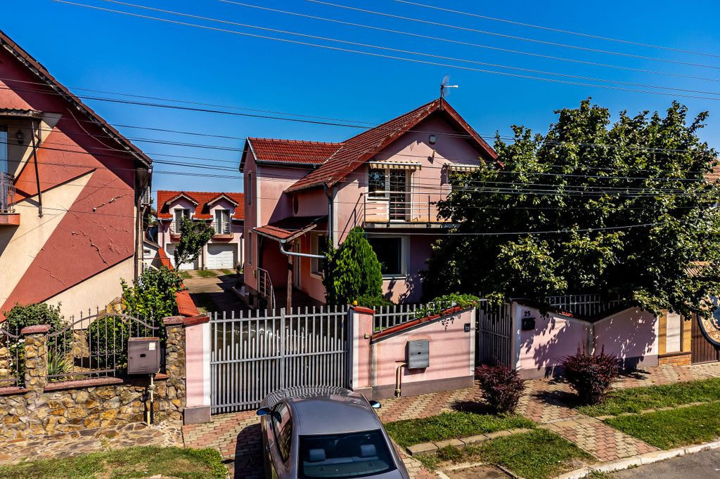 Vilă cu 6 camere în zona rezidențială - Poltura