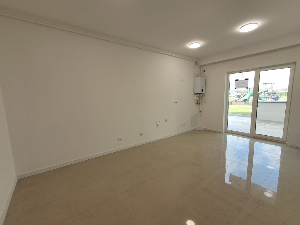 Spatiu comercial, 2 camere, terasa 23 mp, acces din terasa Apahida