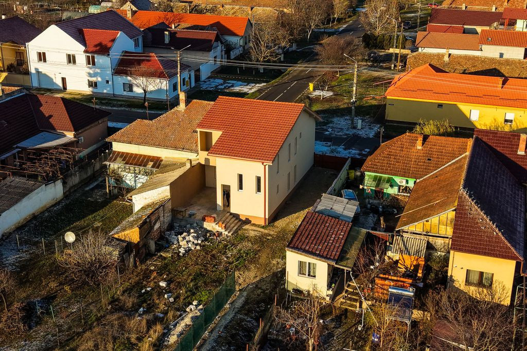 Casă nouă cu etaj semifinalizată, zonă liniștită î...