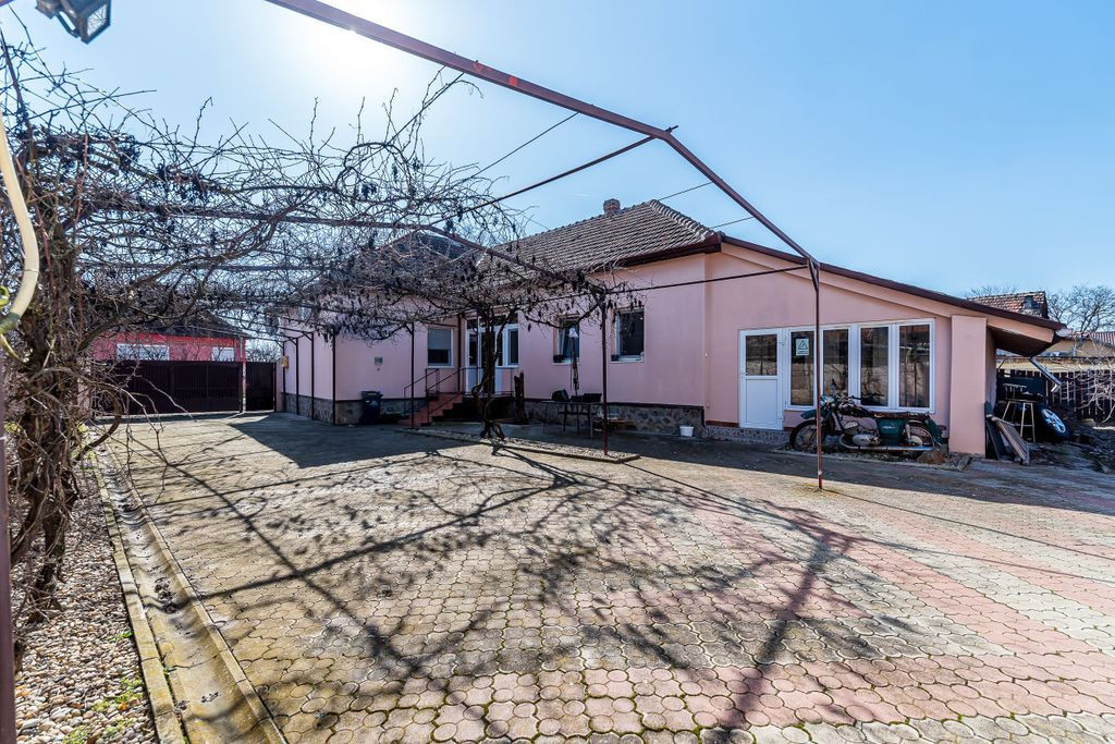 Casă de vânzare – Via Carmina, Vladimirescu -zonă re...