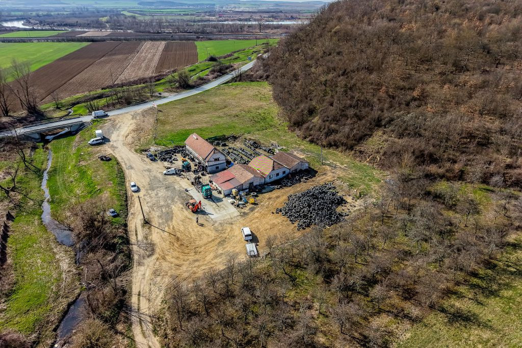 1,2 ha teren comercial/industrial cu hale in Baratca Paul...