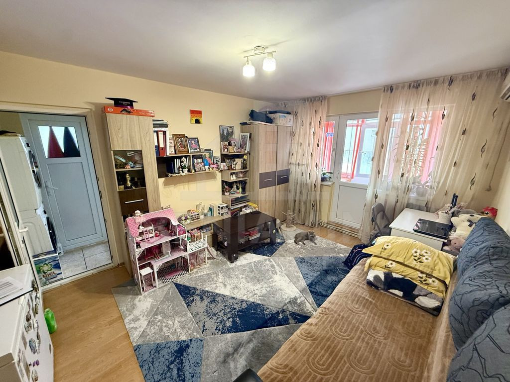 3 camere - etaj 3 - 52mp - renovat - centrala - apa - Cra...