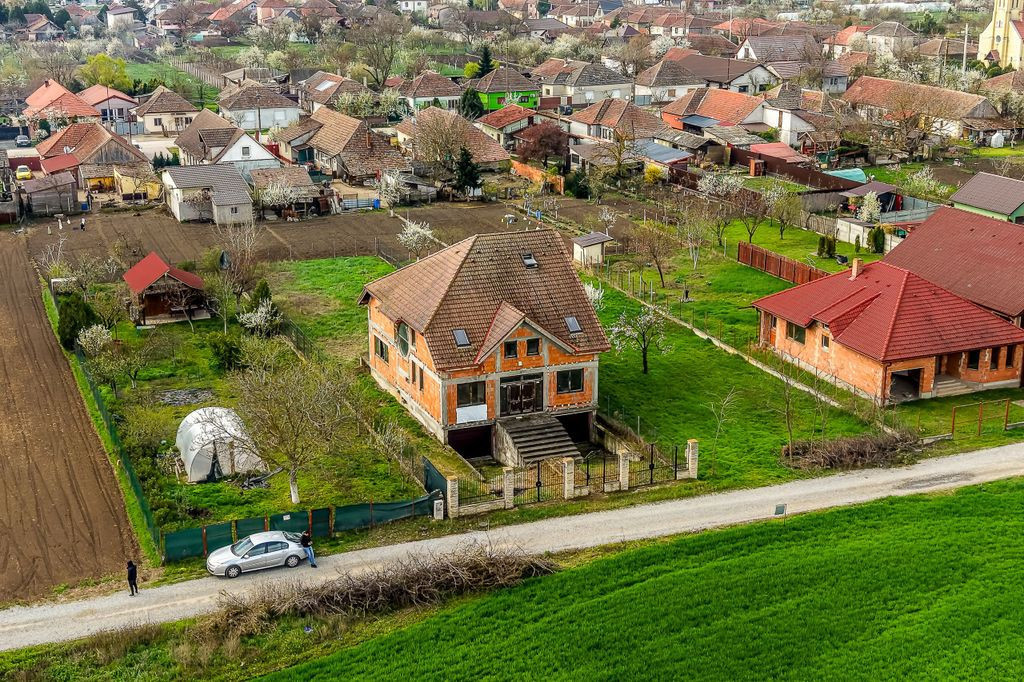 PRET NOU! Casă 6 camere - la roșu - Zimandcuz, Arad –...