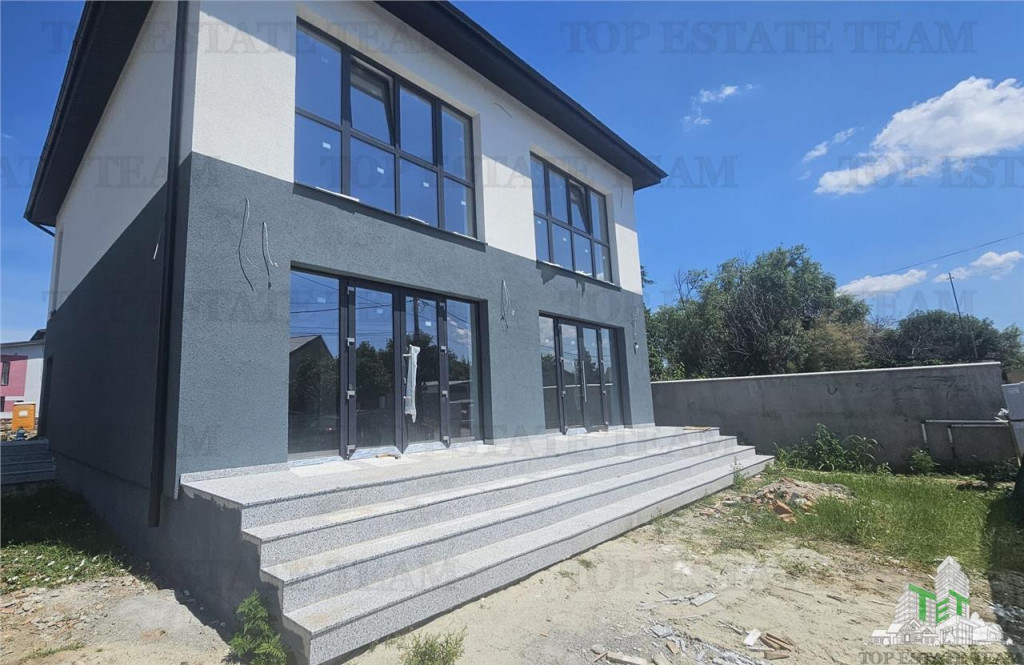 Cladire 240mp cu 2 spatii comerciale la inchiriat in centru