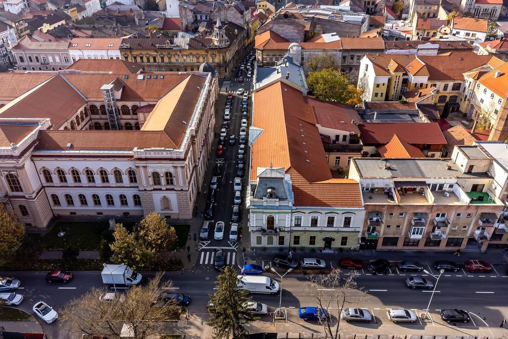 De închiriat spațiu ultracentral, ideal pentru multiple...