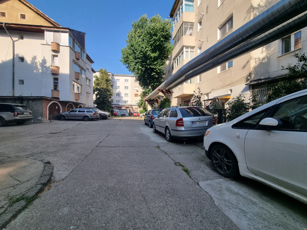 Garsonieră decomandată în bloc de apartamente, Miron Cost