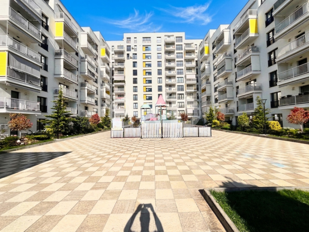De vanzare apartament 2 camere parcare subterana piscina ext