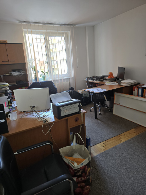 Apartament 3 camere decomandate,etaj 1,loc parcare si boxa,C.Romanului