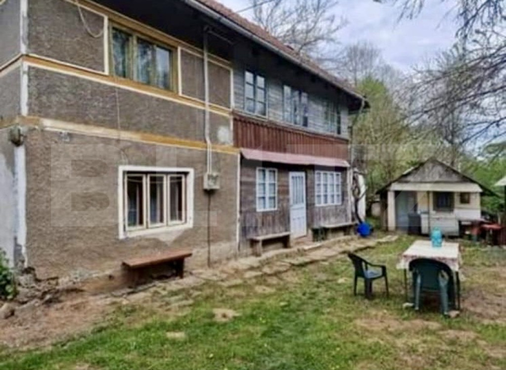 Casă cu 3 camere, ideală pentru locuit sau casă de vacan?