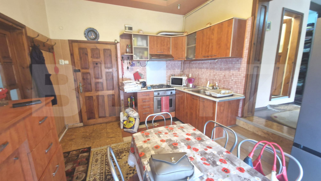 Apartament 2 camere decomandat cu 104 mp teren in acte etaj