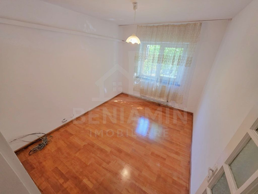 Trei camere doua bai 1Mai etaj 1 -centrala termica -75mp-...