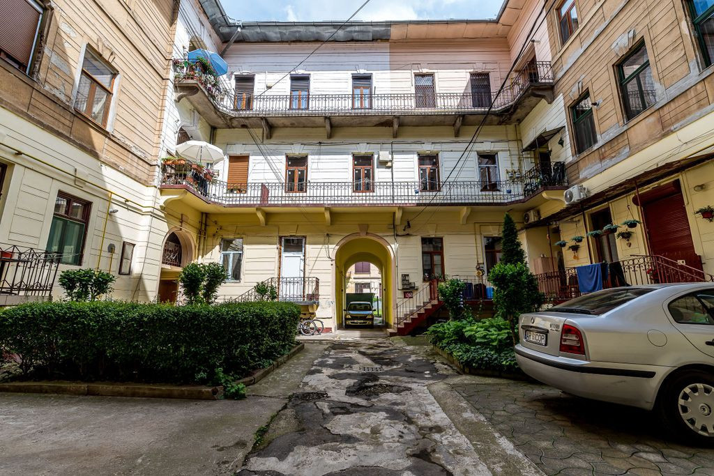 Apartament 98 mp pe bulevardul Decebal, fatada renovata C...