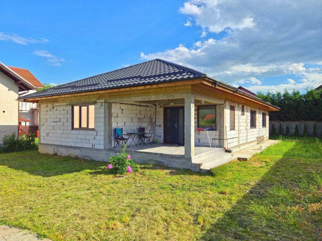 CASA PE PARTER IN BUJORENI - LINISTE, CURTE SI VEDERE SPRE VF. COZIA