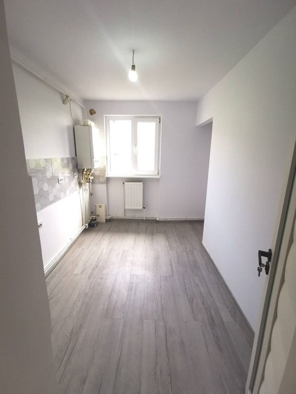 De vanzare apartament 3 camere – Micro 40 – Parter cu...