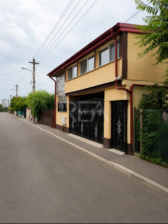 Casă P+1 + teren , Sector 4 | Centrală proprie |