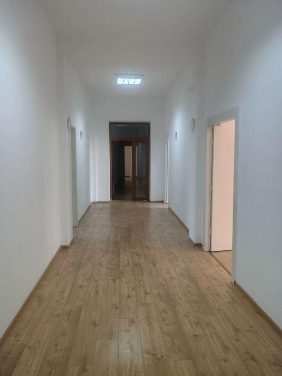 Universitate Cladire de Birouri 10 Euro/mp