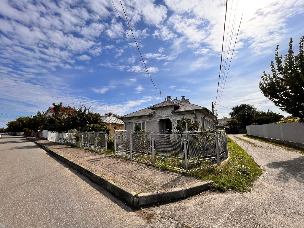 Casă zona semicentrală Târgu Neamt lângă cafeneaua Danioti,gaz,curent