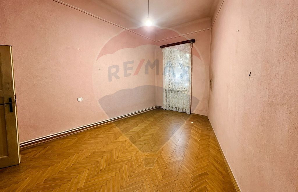 Apartament cu 2 camere de vânzare la curte comune