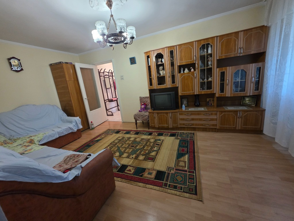 3 camere C. Calarasilor - Viziru , 2 balcoane, sup 70 mp