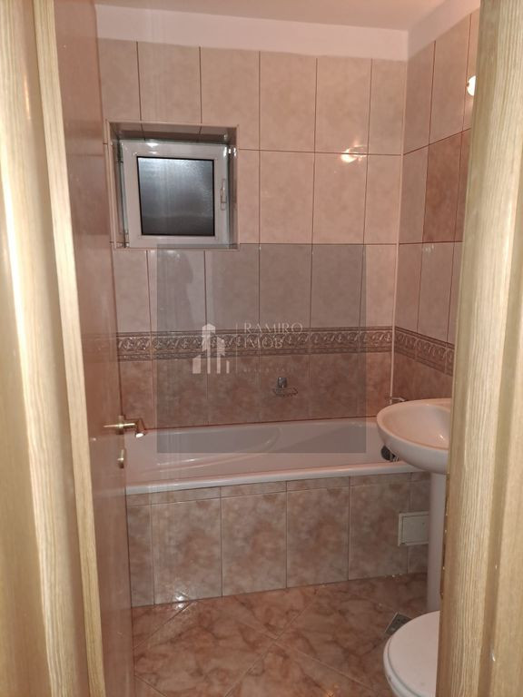 4 camere etaj 1 /450 m METROU UNIRII