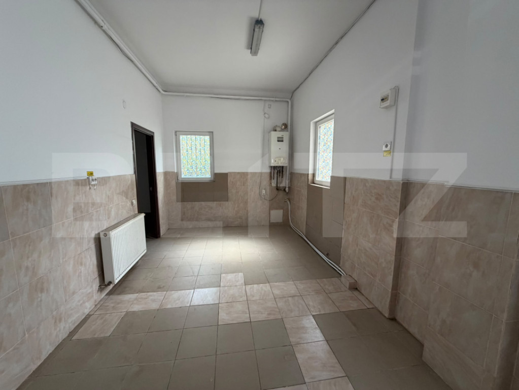 Spatiu comercial cu posibilitati multiple, parcare, zona Por