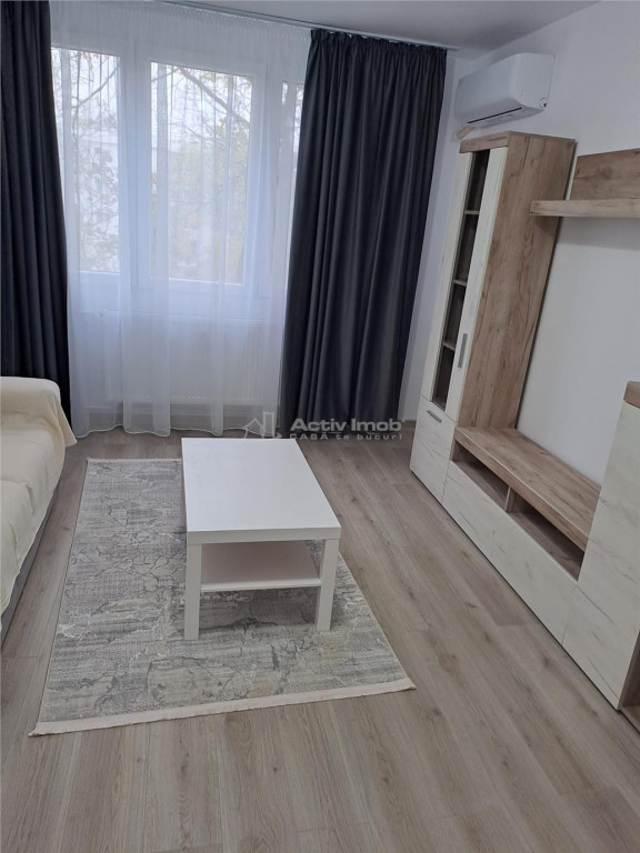 3 camere, Sebastian, Totul Nou