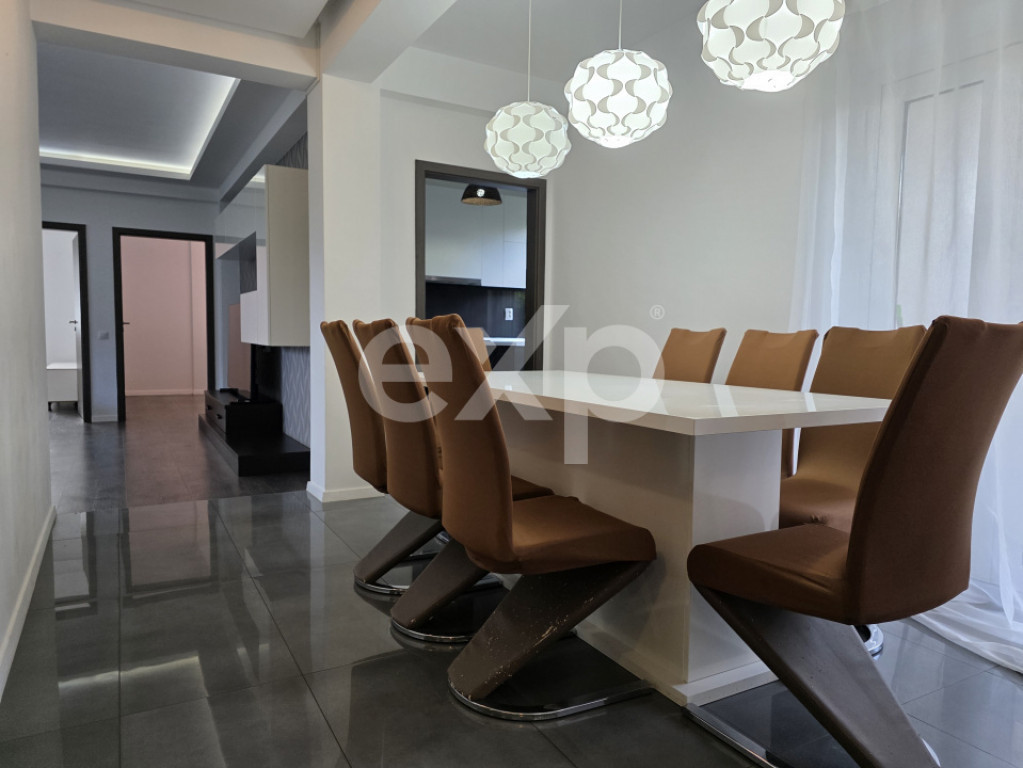 Apartament 5 camere + parcare + grădină, Str. Avram Iancu,