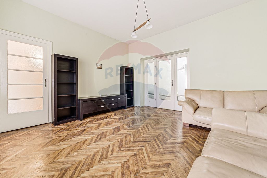 Apartament cu 4 camere de vânzare în zona Ultracentral