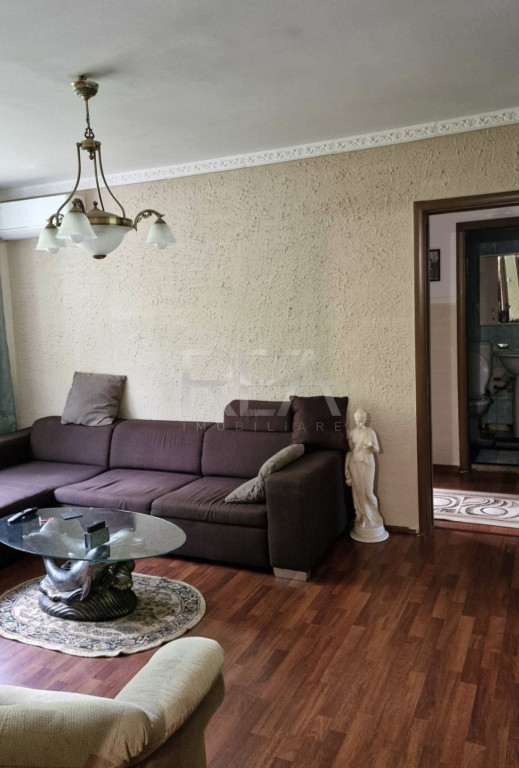 3 camere, 1/4, anvelopat, 64mp-Drumul Taberei-Romancierilor