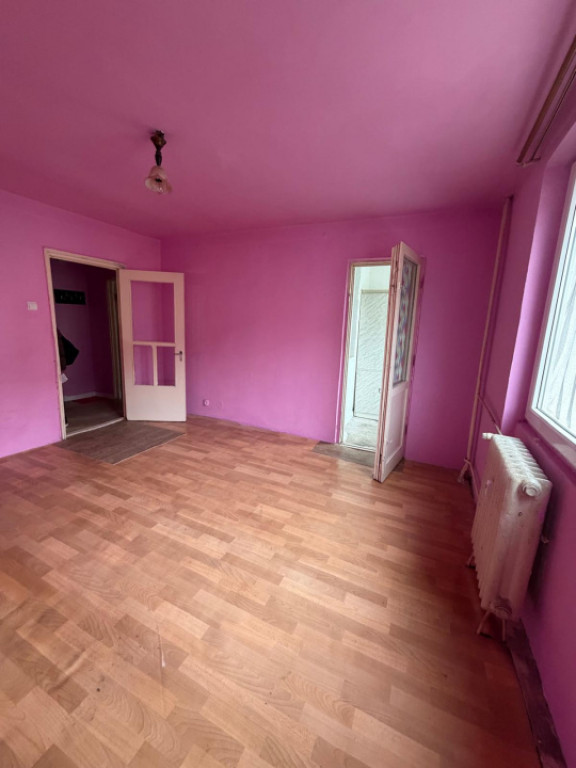 Garsoniera renovabila , etaj intermediar , Radauti