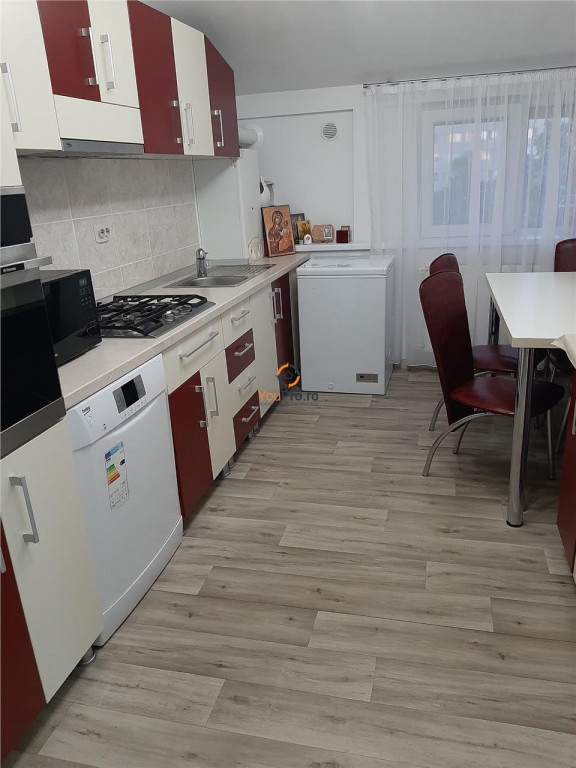 Decomandat cu centrala /2 camere/Zona Dambovita/Mansarda